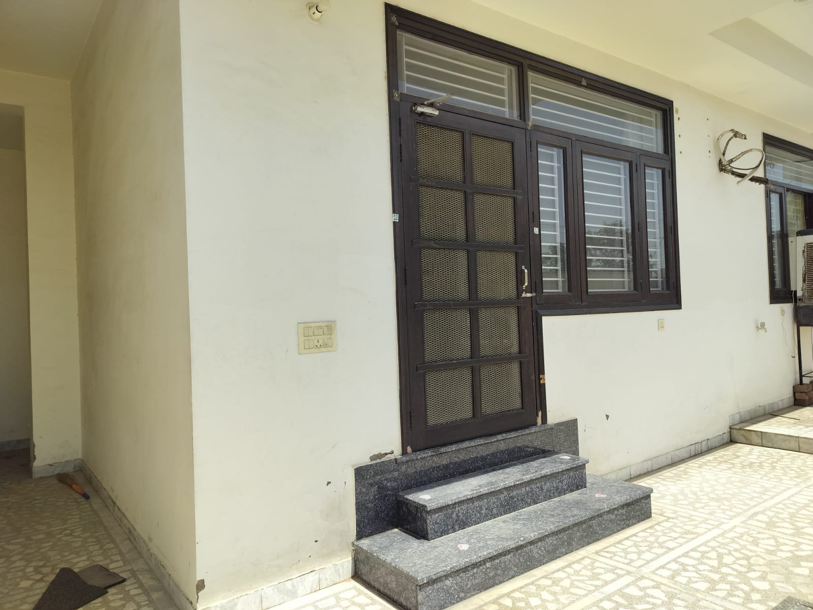 3 BHK floor for rent